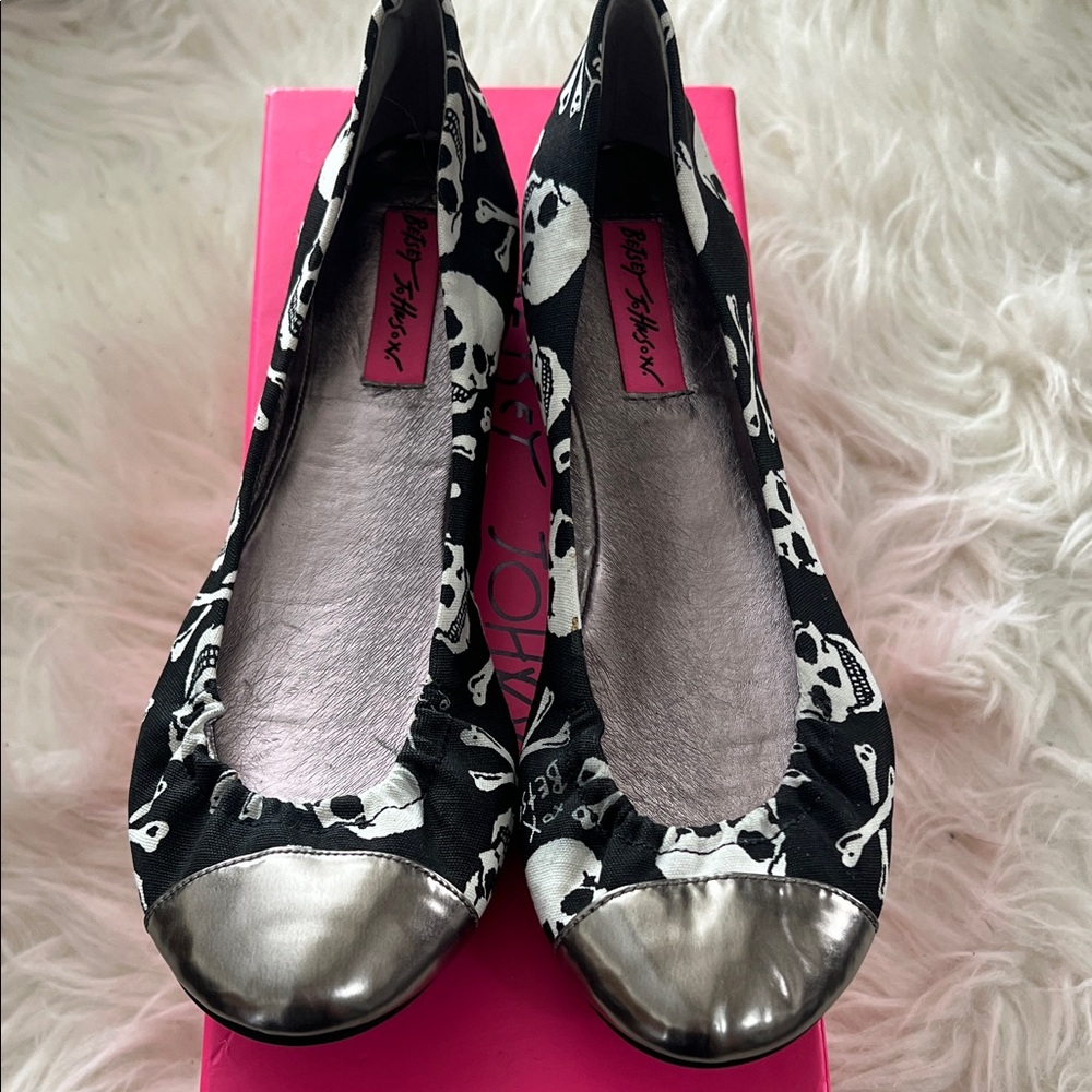 Betsey Johnson Black Skull Print Flats with Silver Toes - Picture 2 of 13